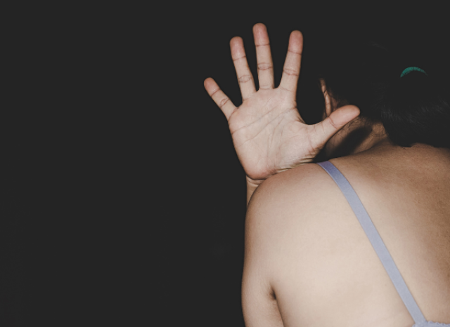 Mulher é estuprada dentro de casa após confraternização de Natal