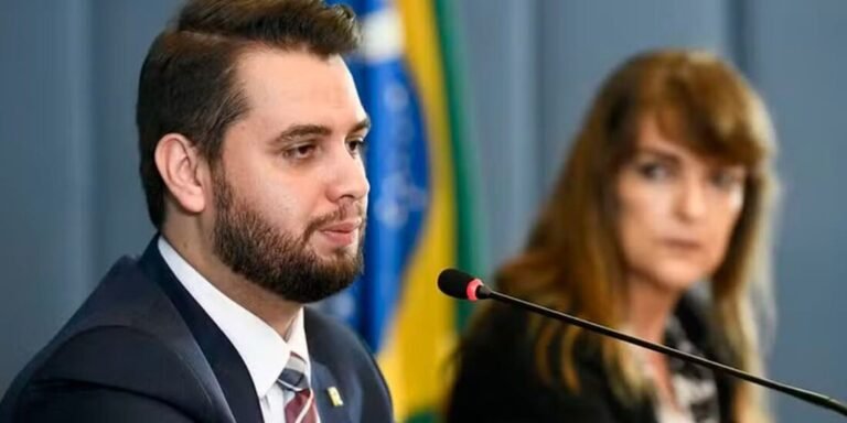 PF prende Filipe Martins e determina prisão domiciliar