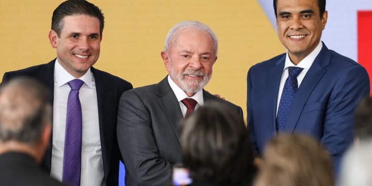 Gustavo Feliciano toma posse e é o novo ministro do Turismo