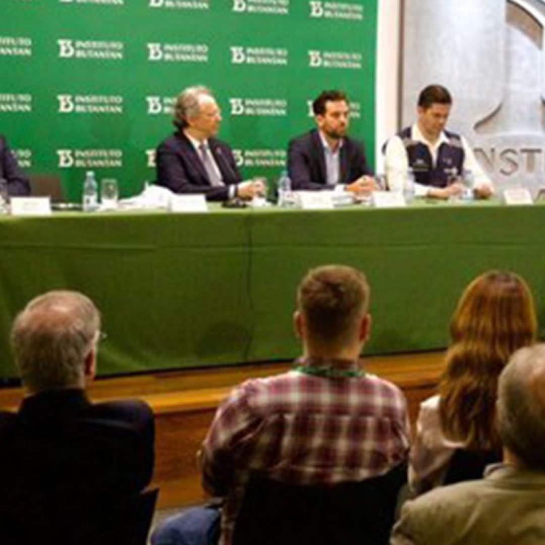 Ministro assina contrato para compra de vacina da dengue do Butantan