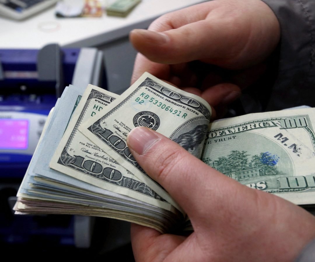 Dólar sobe e fecha a R$ 5,54 com cenário eleitoral no Brasil e cautela no exterior; Ibovespa avança