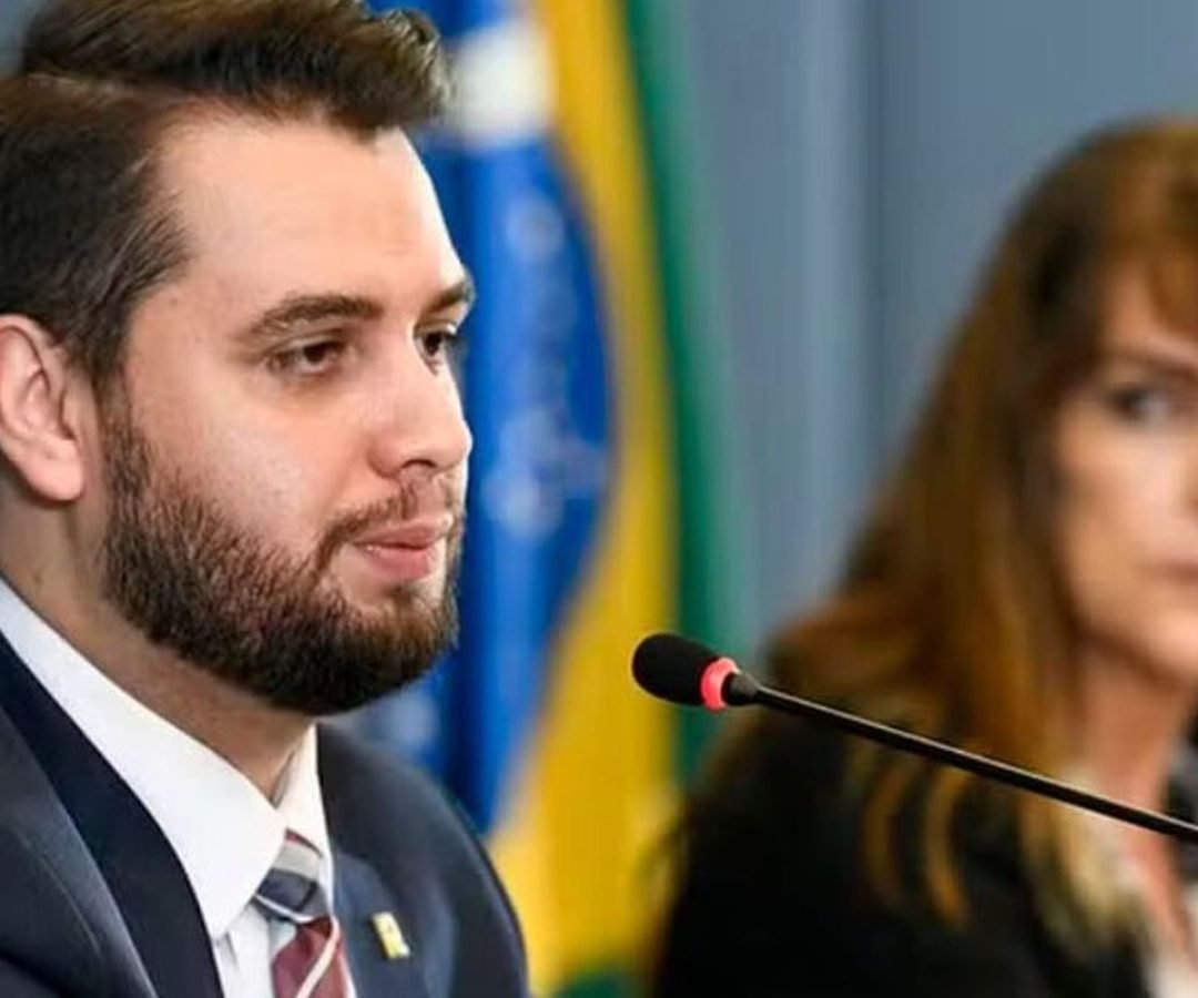 PF prende Filipe Martins e determina prisão domiciliar