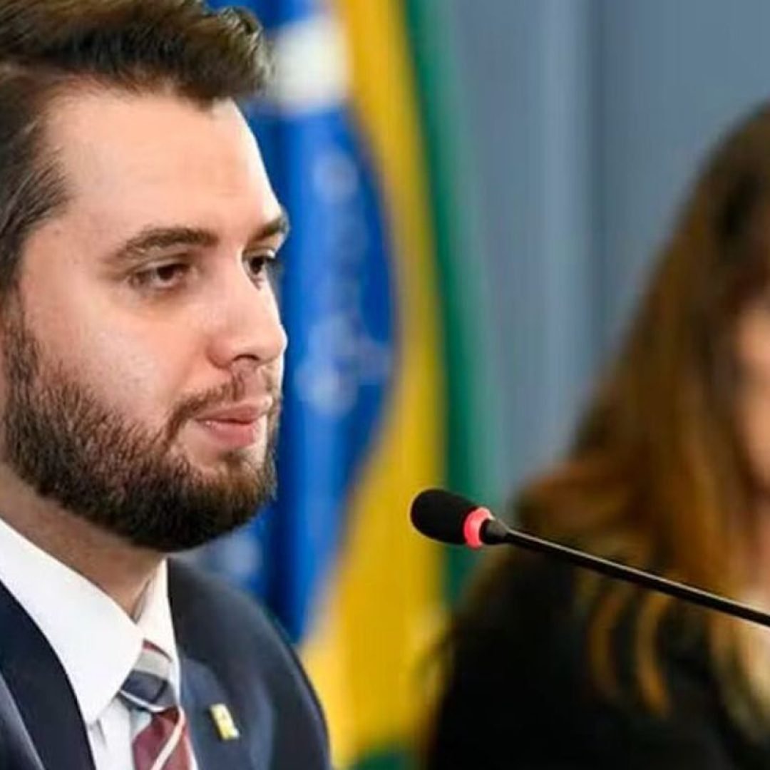 PF prende Filipe Martins e determina prisão domiciliar