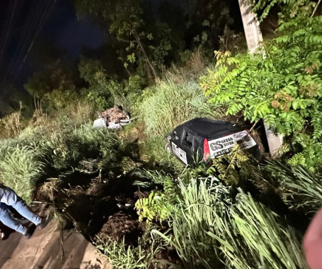 Carros caem em ribanceira e nove pessoas ficam feridas na Av. Mario Andreazza