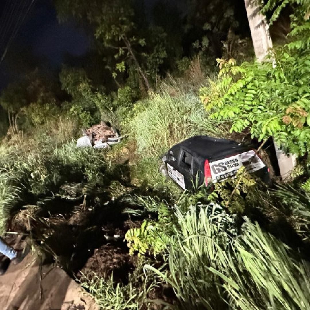 Carros caem em ribanceira e nove pessoas ficam feridas na Av. Mario Andreazza